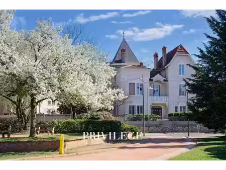 vernay - maison de ville 250m2 avec jardin proche de toutes commodités