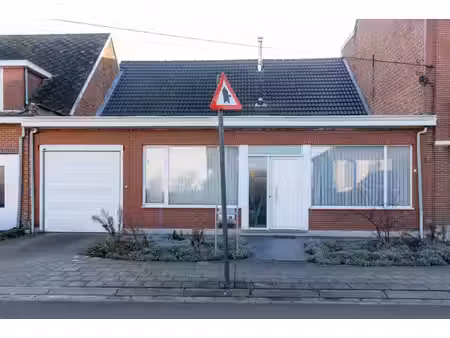 gesloten bebouwing gelegen vlak aan de dijk van de schelde