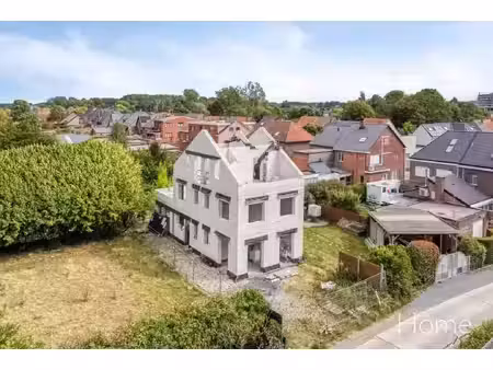 zeer ruime halfopen bebouwing in opbouw met 4 slaapkamers en bureau
