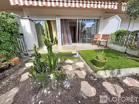 studio avec une grande terrasse jardin et parking en supplément