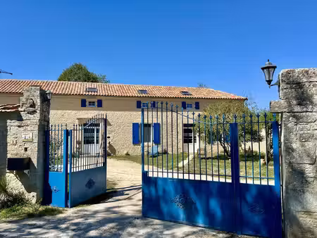 maison de caractère avec quatre chambres  gîte et vaste grange près de verteuil-sur-charen