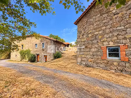 rare corps de ferme de caractère à rénover avec plus de 2 hectares de terrain