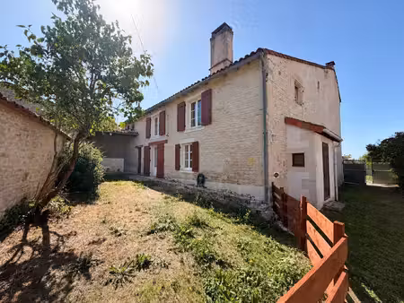 maison en pierre pleine de potentiel à proximité d’aigre et de tusson