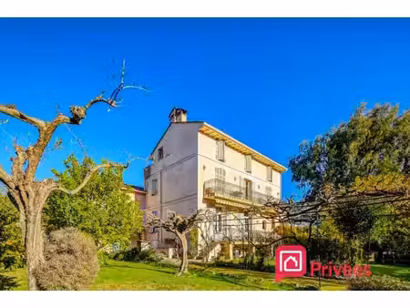 duplex de caractère avec grand jardin  garage et parkings