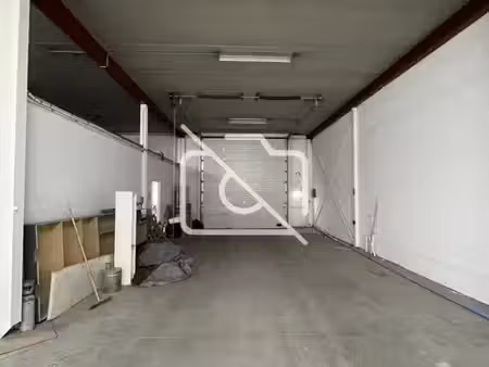 location entrepôt buc 78530 592m²