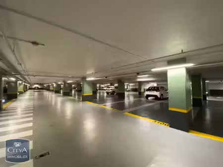 parking à louer 10 m² - fontainebleau (77) - 60€