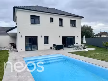 maison individuelle avec piscine chauffée