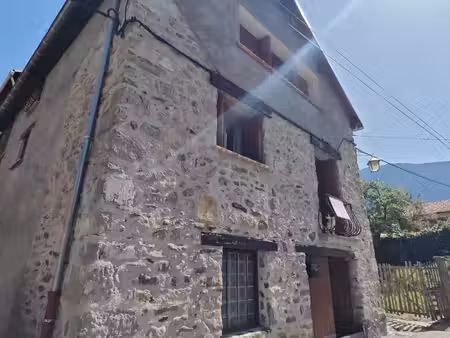 maison de village avec jardin et garage.