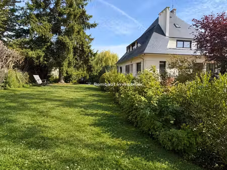 maison familiale avec vue dégagée  jardin et terrasse