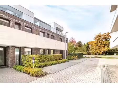 lichtrijk gelijkvloers appartement met terras en tuinzicht
