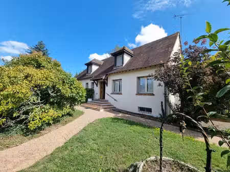 maison traditionnelle et un tres bel etang de plus de 4000m²