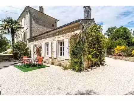 vente maison 8 pièces 283 m² à saint-hippolyte (17430)  525 000 €