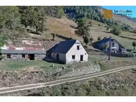 propriété comprenant une maison + 3 granges sur 3 9 hectares !