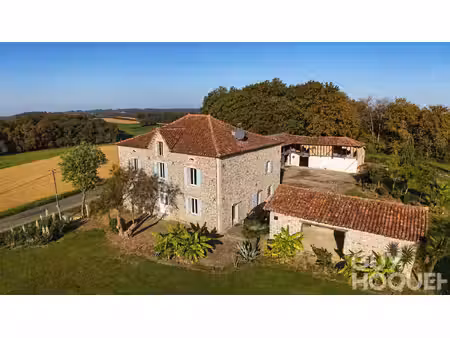 propriété de charme en pierres apparentes de 273 m² avec dépendances et vue dominante