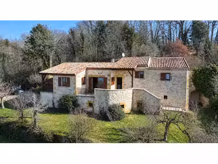 maison en pierre avec belle vue