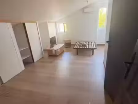 location appartement 1 pièce 23 m² à cars (33390)