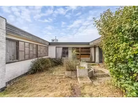 karaktervolle patio-bungalow met renovatiepotentieel in d...