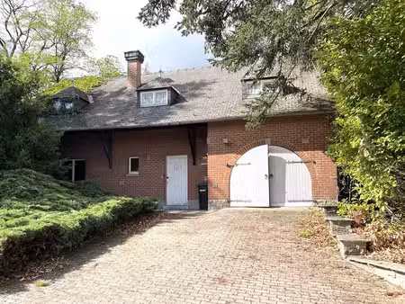maison avec jardin et garage à la campagne