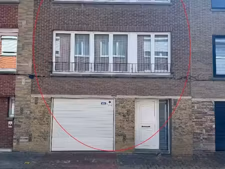 une maison d'habitation avec jardin