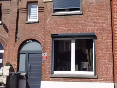 belle maison d'habitation en très bon état avec jardin