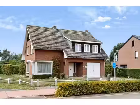 ruime vrijstaande woning op een perceel van 637m² te olen.