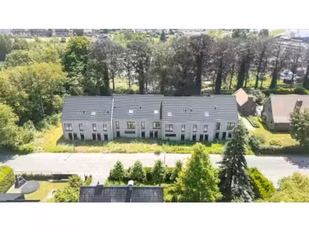 ruime nieuwbouwwoning in half-open verband en parking ...