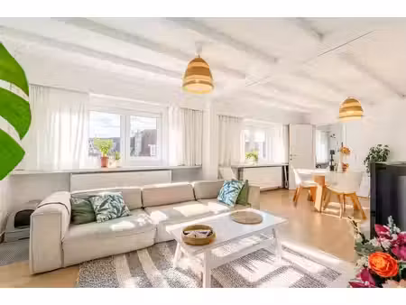 bel appartement de coin avec 3 chambres et vue dégagée su...