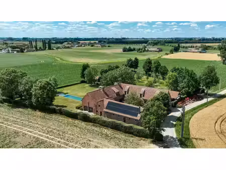 ferme au carré avec + de 600m² hab  finitions haut de gamme