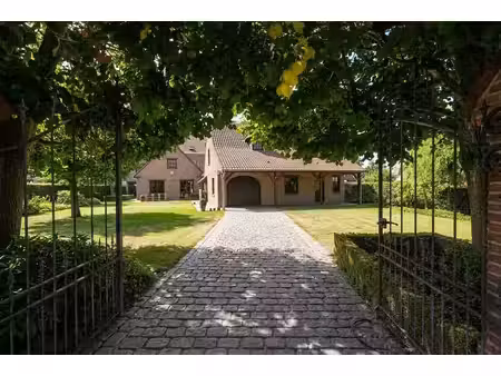 spacieuse maison de caractère avec jardin