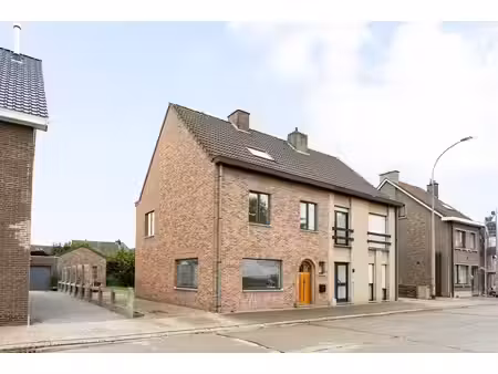 spacieuse maison avec 2 salles de bains et garage