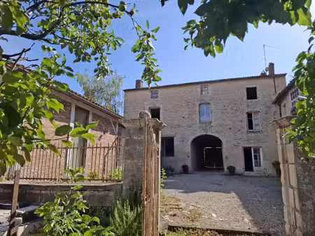 fabuleuse maison de ville avec potentiel commercial à proximité de toutes les commodités