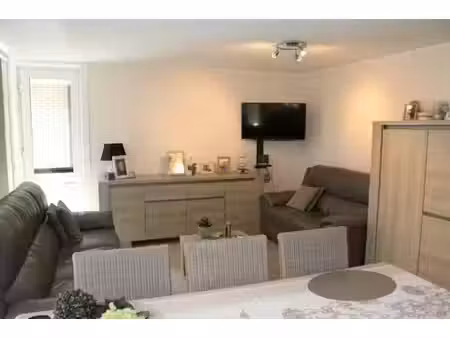 lichtrijk 2-slaapkamerappartement met terras & staanplaat...