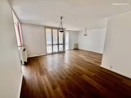 ? appartement 84 33 m² + cave 5 m²  centre-ville castanet-tolosan  paisible  toutes commod