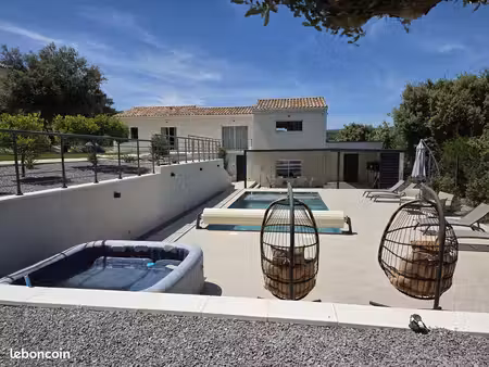 villa avec piscine et terrain paysager à saint montan