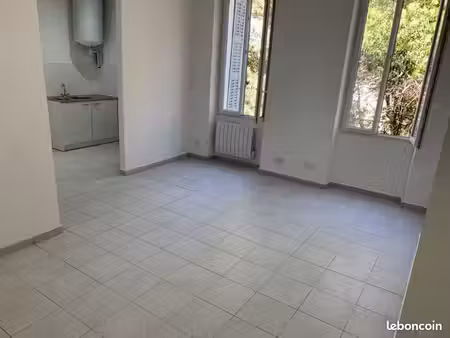 location 3 pièces de 57 m2 à marseille