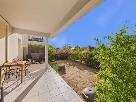 t2 avec jardin  terrasse et 2 parkings. résidence récente