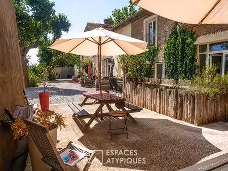 domaine rénové avec gîtes  piscine et dépendances