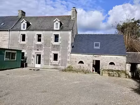 maison en pierre à raffraîchir avec dépendances