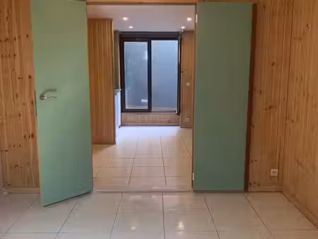 flat remis à neuf avec chambre et courette.