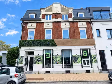rez commercial situé dans l’artère principale de ans.