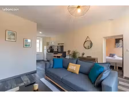 t2 meublé 39 m² rdc – tout inclus : eau  électricité  internet – cour-cheverny