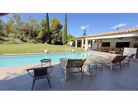 maison contemporaine de plain pied avec parc et oliveraie de 3500 m2