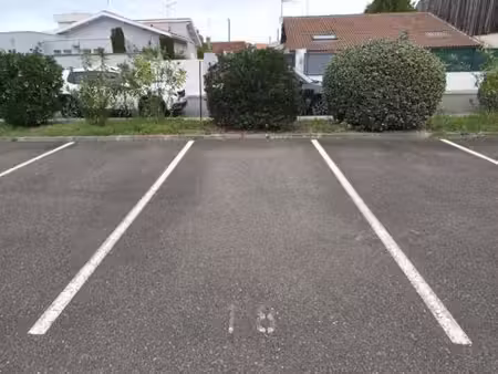 parking prive et securise a aiguillon