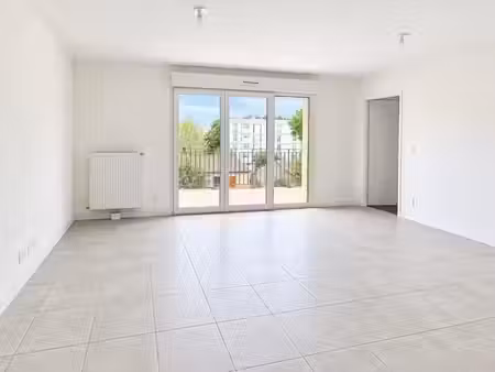 location appartement 4 pièces 80.27 m² à le pontet (84130)  940 €