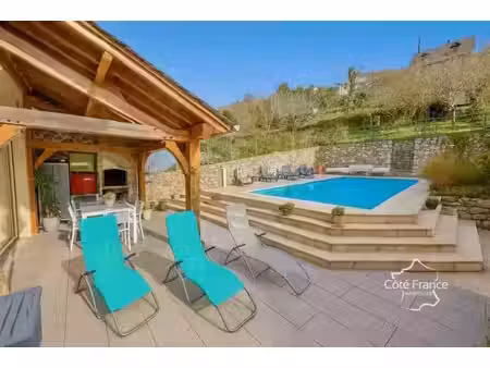 très charmante maison de village (2009) avec piscine et jard