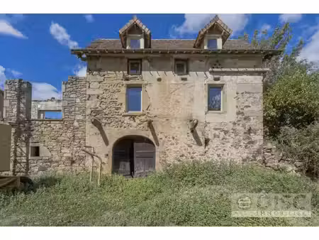 maison rénovée en partie avec beaucoup de potentiel.
