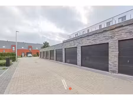 ruime en recente garage te huur in izegem