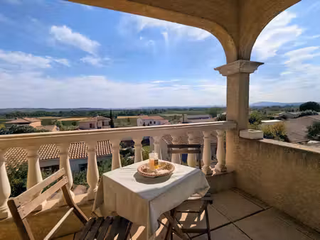villa avec jardin et vue sur la nature
