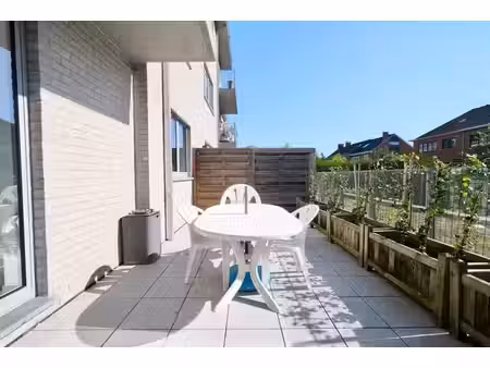 commerce à louer de +- 70m2 avec terrasse.