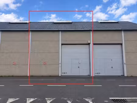entrepôt offrant de multiples possibilités à hastière.